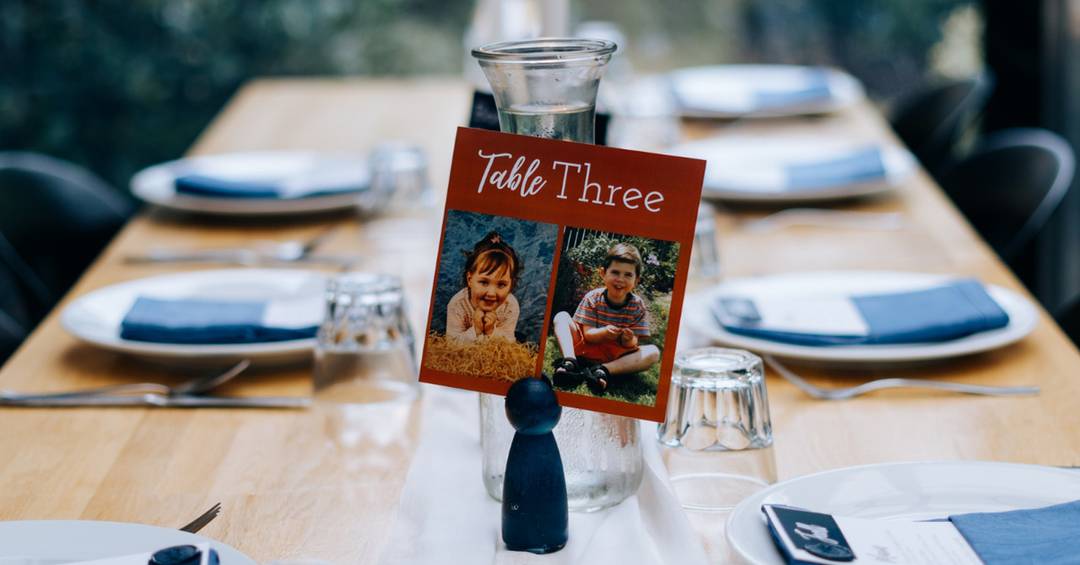 Kinderbilder als Deko auf den Tischen ist sehr kreativ.