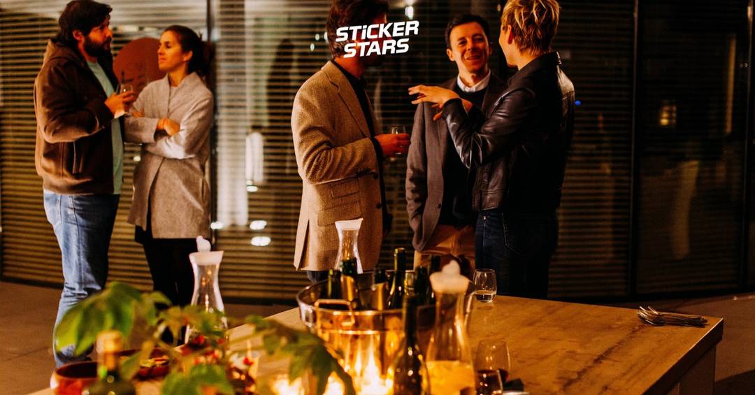 Firmenfeier als Beispiel für ein Instrument in der Mitarbeiterkommunikation.