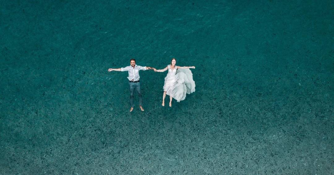 Strandhochzeit Fotos im Wasser.