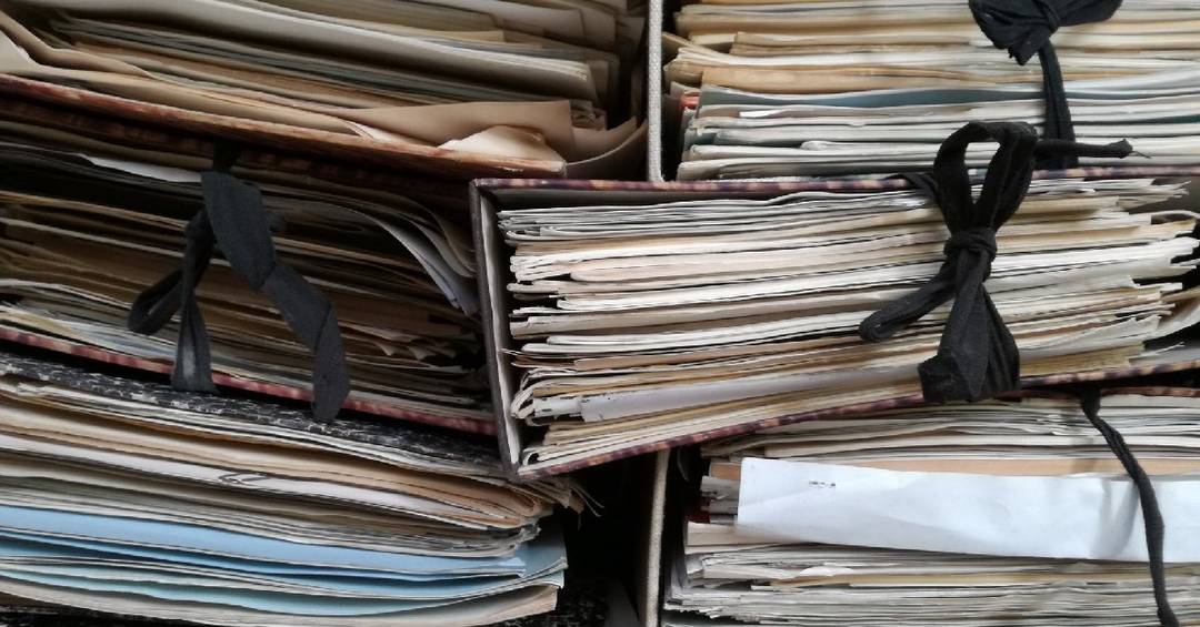 Nahaufnahme eines großen Stapels Akten für die Vereinsverwaltung