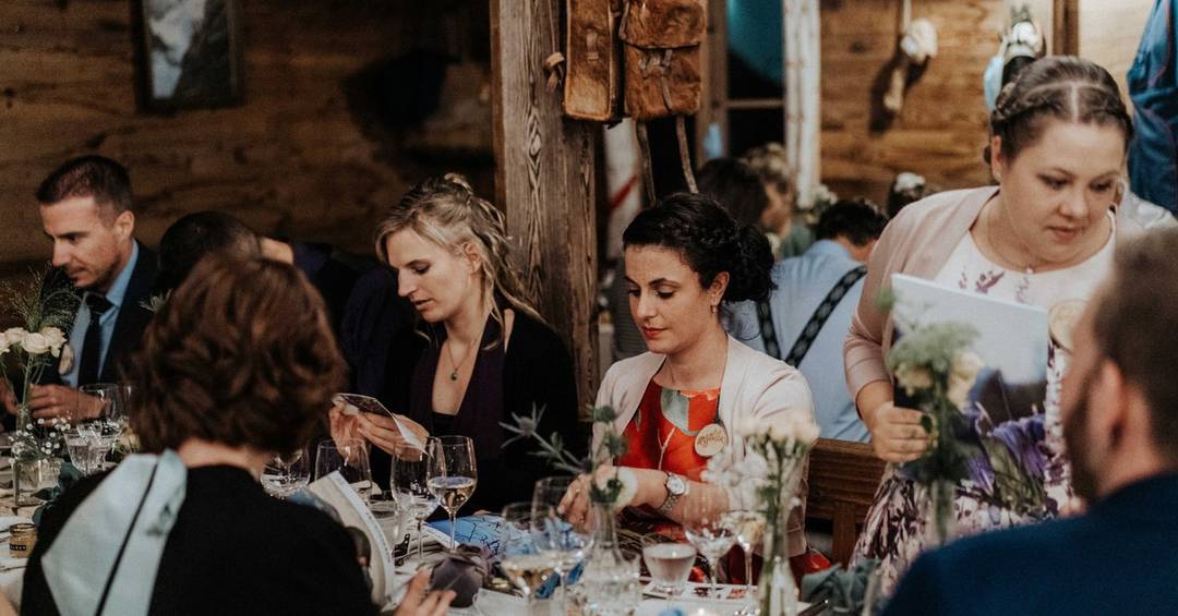 Eine Stickerstars Hochzeitsfeier mit dem Hochzeitsmotto "Hüttenzauber".