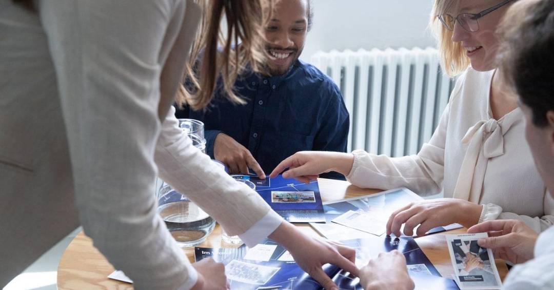 stickeralbum als idee für firmenweihnachtsfeier