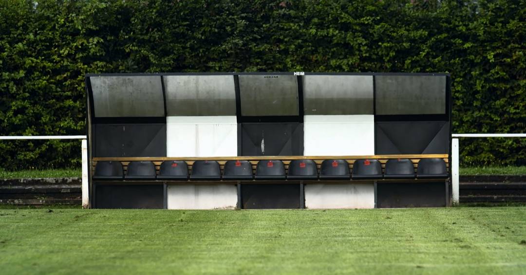 Sportplatz mit Auswechselbank 